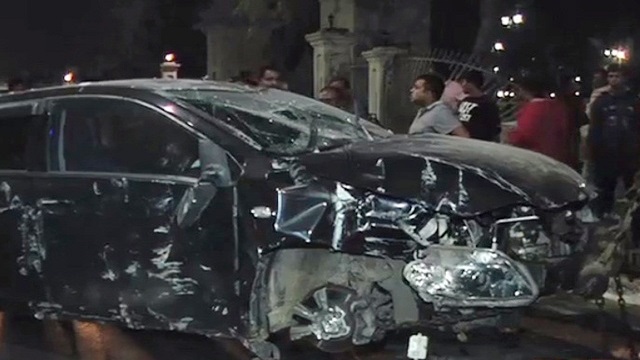 Private car reaches footpath, mother-child hurt 